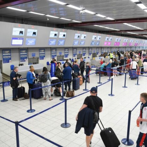 The Ultimate Travel Capsule Wardrobe: Pack Light Without Sacrificing Style